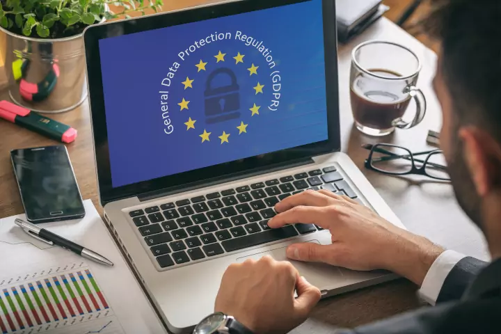 Die Datenschutzgrundverordnung (DSGVO) ist eine EU-Verordnung, die Regeln zum Schutz personenbezogener Daten festlegt und deren Verarbeitung durch Unternehmen und Organisationen innerhalb der Europäischen Union regelt.